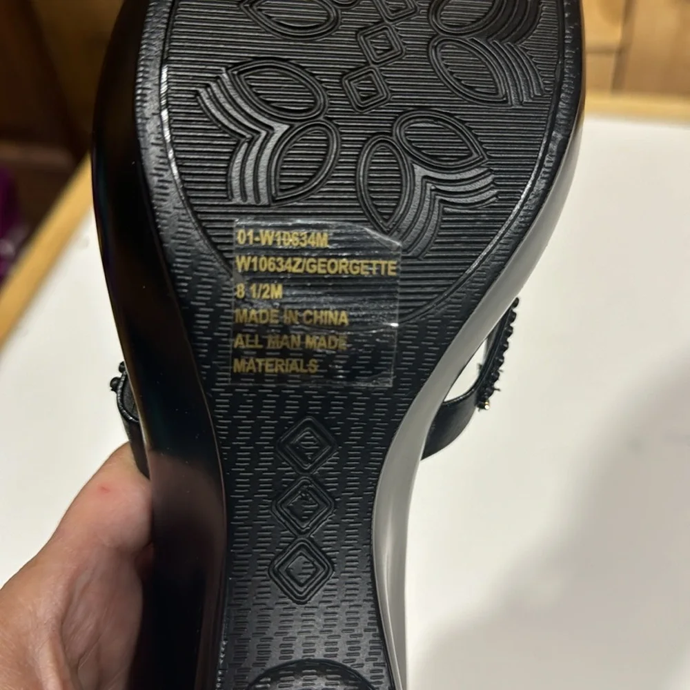 White Mountain black sandals